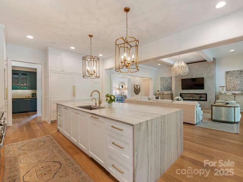 2343 Vernon Drive, Charlotte, NC 28211.  MLS# CAR4247008, YatesRealty ID 12698. Kitchen