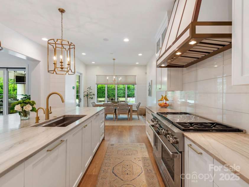 2343 Vernon Drive, Charlotte, NC 28211.  MLS# CAR4247008, YatesRealty ID 12698. Kitchen