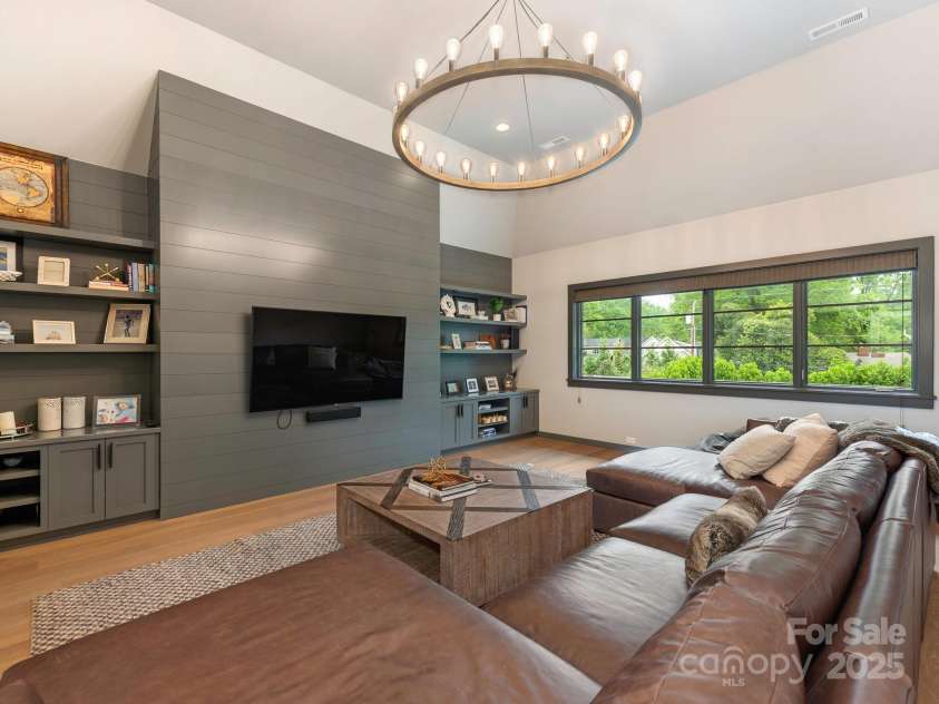 2343 Vernon Drive, Charlotte, NC 28211.  MLS# CAR4247008, YatesRealty ID 12698. Upper Family Room