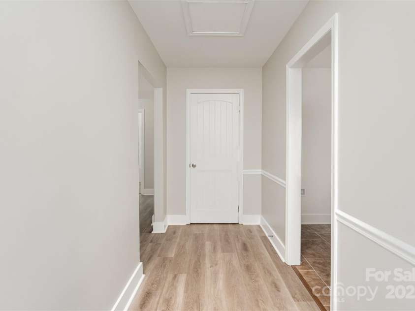 8325 Knights Bridge Road, Charlotte, NC 28210.  MLS# CAR4250598, YatesRealty ID 12699. Entryway