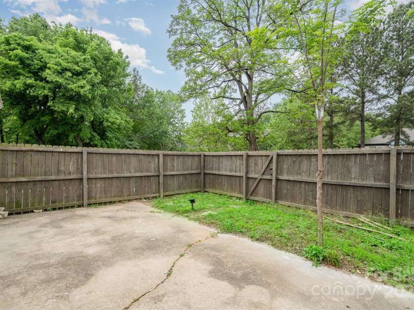 8325 Knights Bridge Road, Charlotte, NC 28210.  MLS# CAR4250598, YatesRealty ID 12699. Fully Fenced In Patio