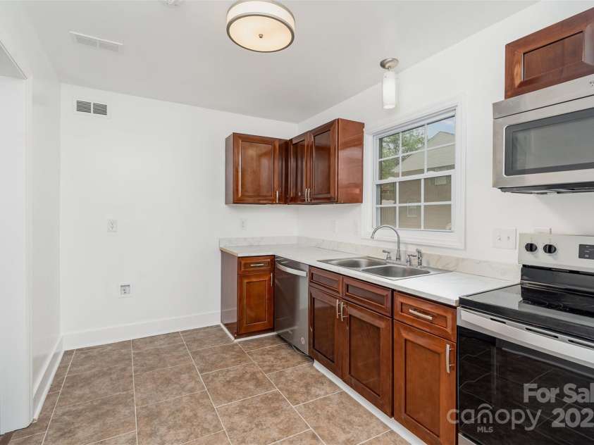 8325 Knights Bridge Road, Charlotte, NC 28210.  MLS# CAR4250598, YatesRealty ID 12699. Kitchen