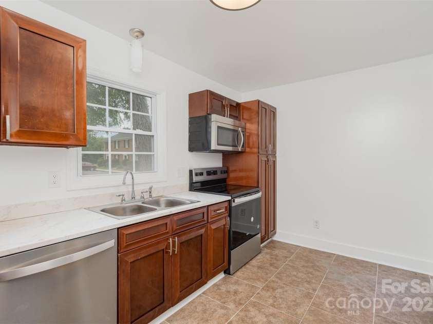 8325 Knights Bridge Road, Charlotte, NC 28210.  MLS# CAR4250598, YatesRealty ID 12699. Kitchen