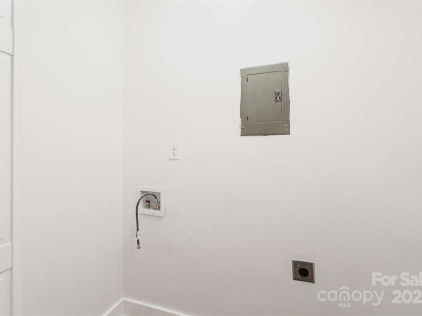 8325 Knights Bridge Road, Charlotte, NC 28210.  MLS# CAR4250598, YatesRealty ID 12699. Laundry