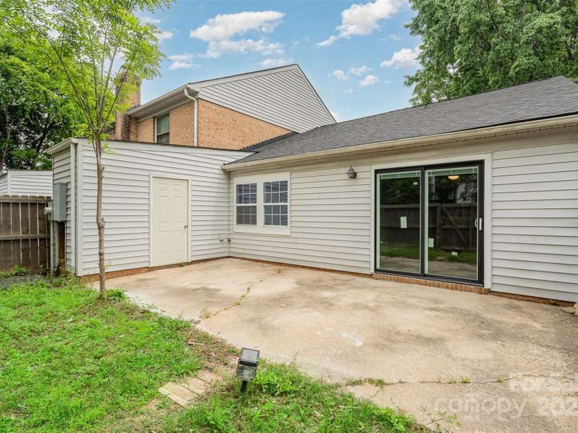 8325 Knights Bridge Road, Charlotte, NC 28210.  MLS# CAR4250598, YatesRealty ID 12699. Patio