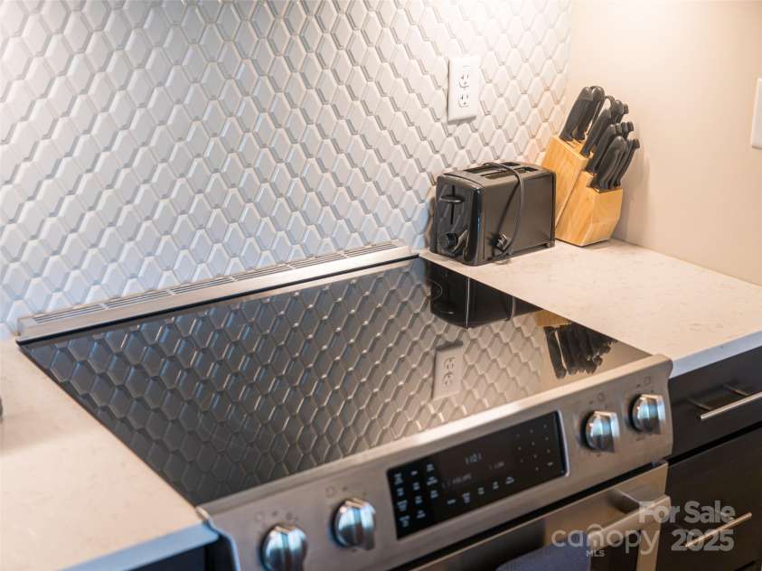 45 Asheland Avenue, Asheville, NC 28801.  MLS# CAR4283010, YatesRealty ID 127. 