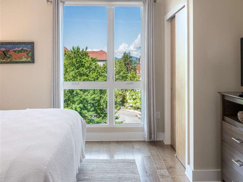 45 Asheland Avenue, Asheville, NC 28801.  MLS# CAR4283010, YatesRealty ID 127. 