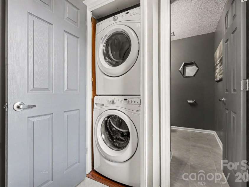 6614 Point Comfort Lane, Charlotte, NC 28226.  MLS# CAR4369899, YatesRealty ID 12700. 