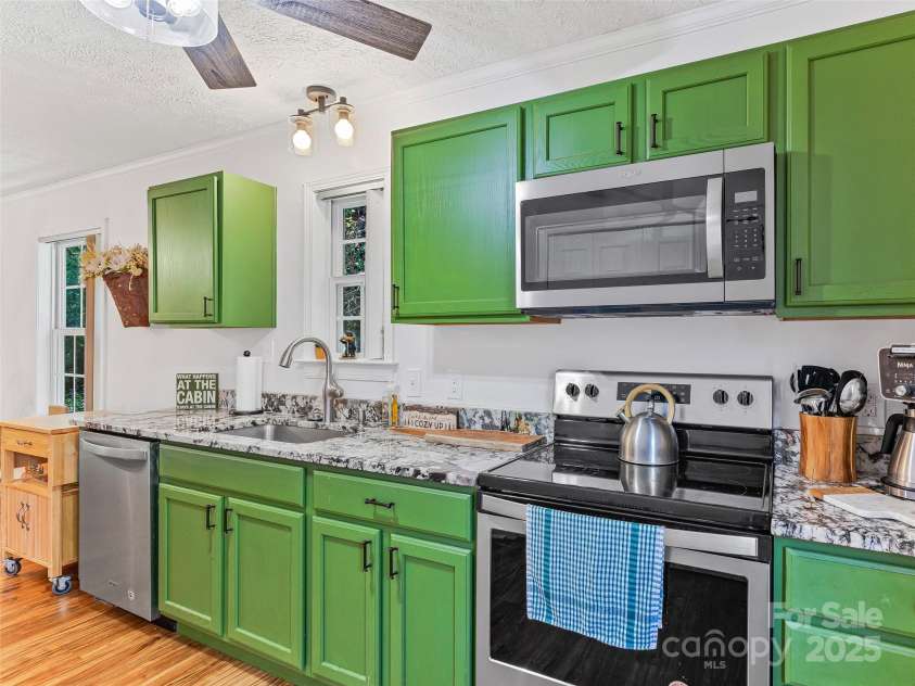 860 Creekside Drive, Maggie Valley, NC 28751.  MLS# CAR4245544, YatesRealty ID 12700. Updated kitchen with granite countertops.