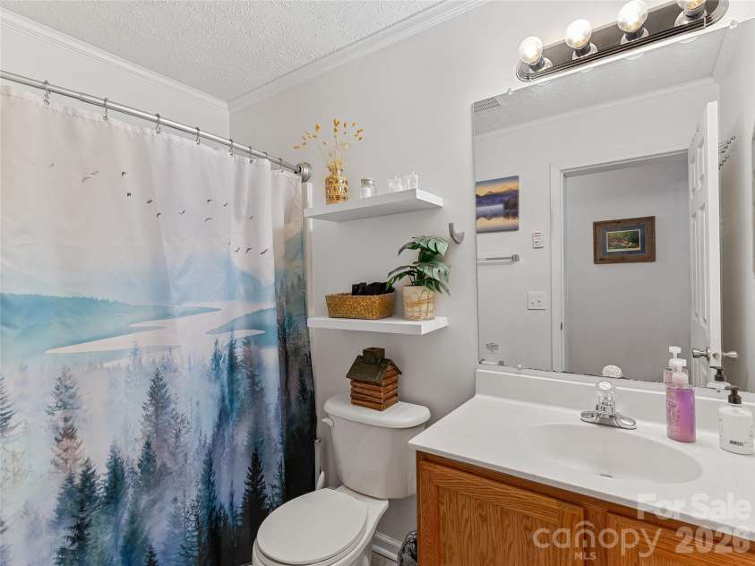 860 Creekside Drive, Maggie Valley, NC 28751.  MLS# CAR4329432, YatesRealty ID 12700. Full, guest bathroom in hallway