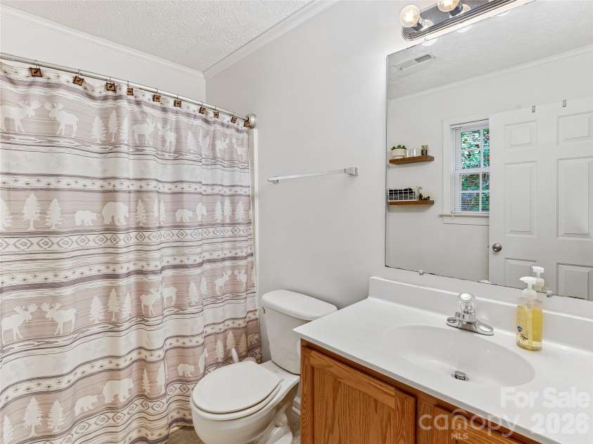 860 Creekside Drive, Maggie Valley, NC 28751.  MLS# CAR4329432, YatesRealty ID 12700. Primary, full bathroom