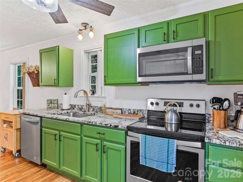 860 Creekside Drive, Maggie Valley, NC 28751.  MLS# CAR4329432, YatesRealty ID 12700. Updated granite counter tops and new stainless steel appliances