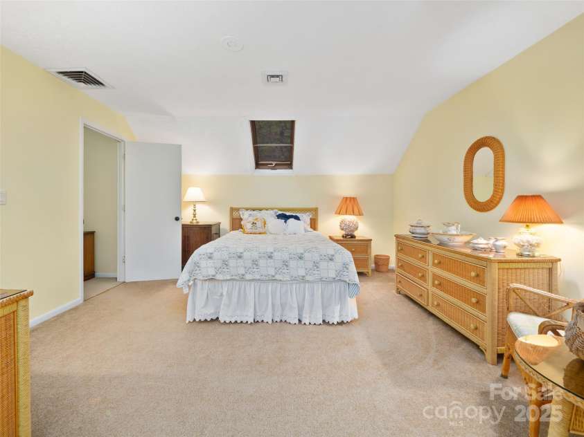 86 Laurel Drive, Burnsville, NC 28714.  MLS# CAR4253522, YatesRealty ID 12702. 