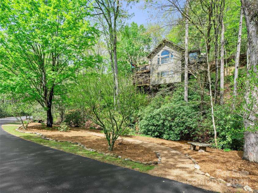 86 Laurel Drive, Burnsville, NC 28714.  MLS# CAR4253522, YatesRealty ID 12702. Renovated Gorgeous Home on a double Lot with it's own creek