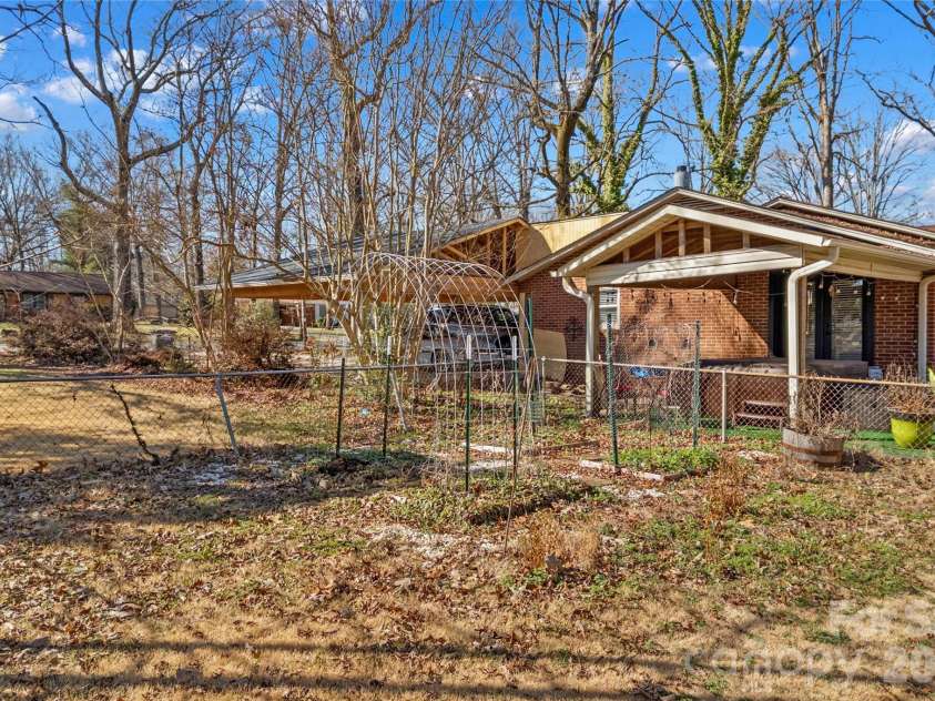 183 Jane Sowers Road, Statesville, NC 28625.  MLS# CAR4352171, YatesRealty ID 12706. 