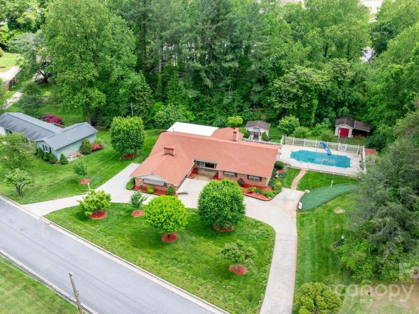 114 Eastwood Park Drive, Lenoir, NC 28645.  MLS# CAR4252137, YatesRealty ID 12710. 