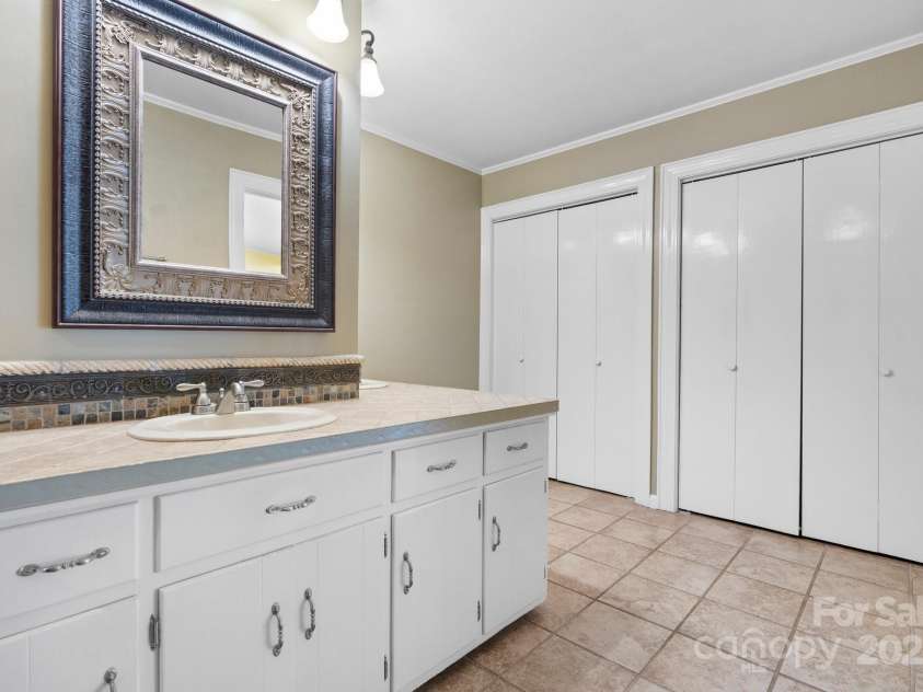 114 Eastwood Park Drive, Lenoir, NC 28645.  MLS# CAR4252137, YatesRealty ID 12710. Double Closets