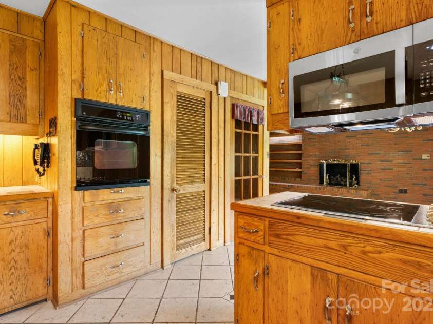 114 Eastwood Park Drive, Lenoir, NC 28645.  MLS# CAR4252137, YatesRealty ID 12710. Kitchen Includes Pantry, Lots of Storage & All Appliances Stay!