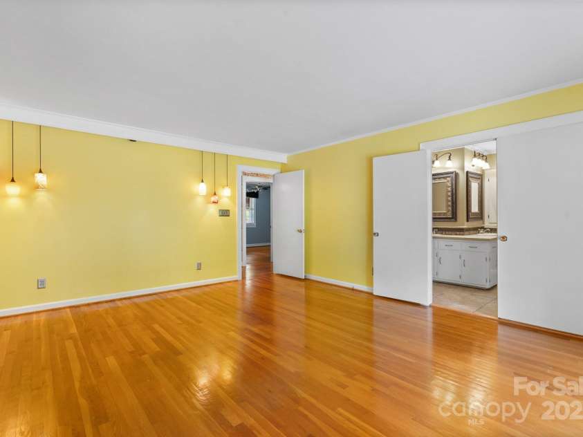 114 Eastwood Park Drive, Lenoir, NC 28645.  MLS# CAR4252137, YatesRealty ID 12710. Large Primary Bedroom