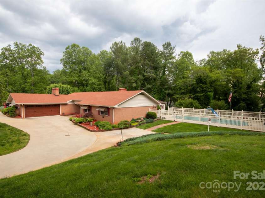 114 Eastwood Park Drive, Lenoir, NC 28645.  MLS# CAR4252137, YatesRealty ID 12710. Large Semi-Circle Drive