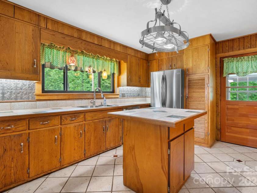 114 Eastwood Park Drive, Lenoir, NC 28645.  MLS# CAR4252137, YatesRealty ID 12710. Lots of Storage,Counter Space & Pantry!