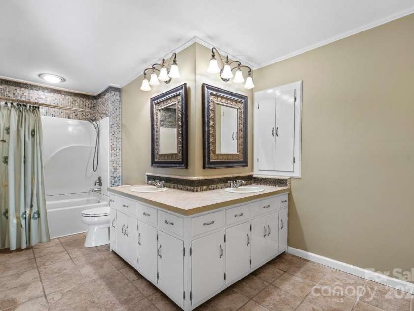 114 Eastwood Park Drive, Lenoir, NC 28645.  MLS# CAR4252137, YatesRealty ID 12710. Primary Bath