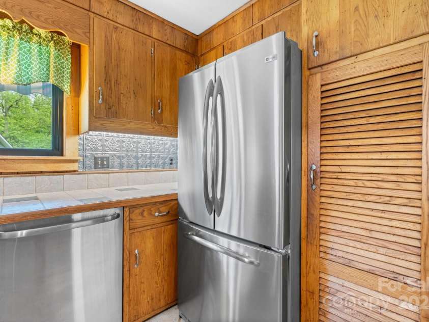 114 Eastwood Park Drive, Lenoir, NC 28645.  MLS# CAR4252137, YatesRealty ID 12710. Stainless Steel Appliances & Lots of Storage