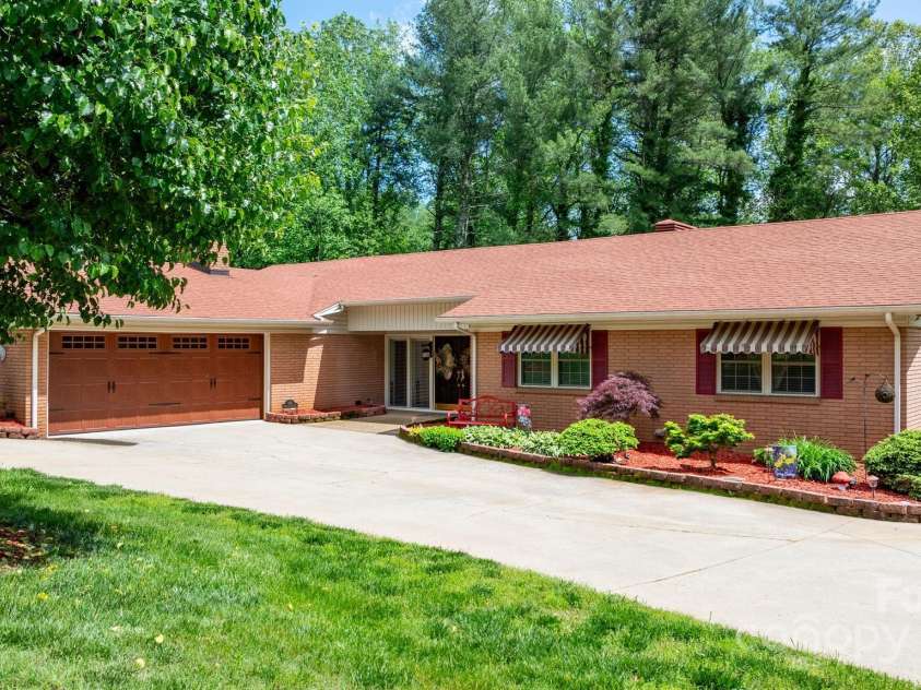 114 Eastwood Park Drive, Lenoir, NC 28645.  MLS# CAR4252137, YatesRealty ID 12710. Two Car Garage - Main Level