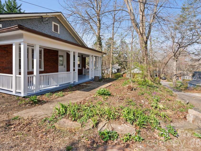 15 Conestee Place, Asheville, NC 28801.  MLS# CAR4358029, YatesRealty ID 12711. 