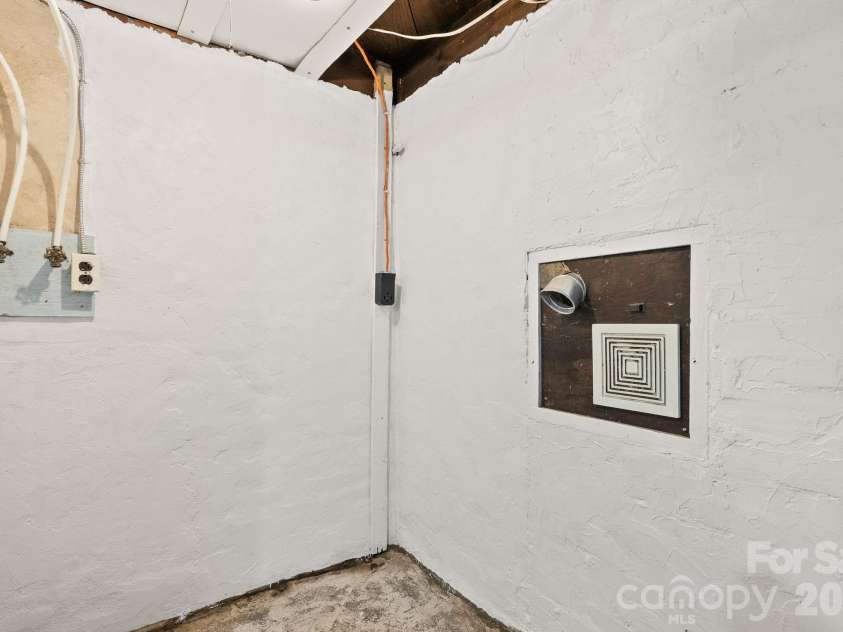 15 Conestee Place, Asheville, NC 28801.  MLS# CAR4358029, YatesRealty ID 12711. Laundry hookup is located in basement bathroom.