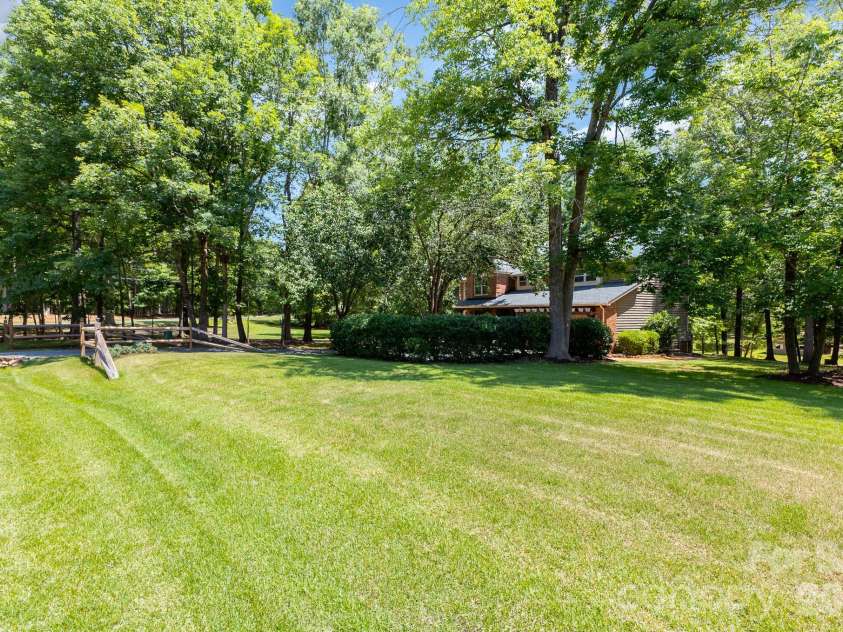 2505 Mountain Folk Lane, Waxhaw, NC 28173.  MLS# CAR4268986, YatesRealty ID 12713. Beautiful front yard