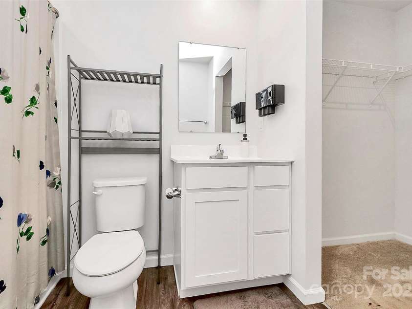 2635 Mccurdy Trail, Charlotte, NC 28269.  MLS# CAR4254188, YatesRealty ID 12716. Owner Bath