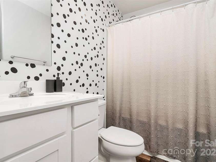 2635 Mccurdy Trail, Charlotte, NC 28269.  MLS# CAR4254188, YatesRealty ID 12716. Secondary Bath