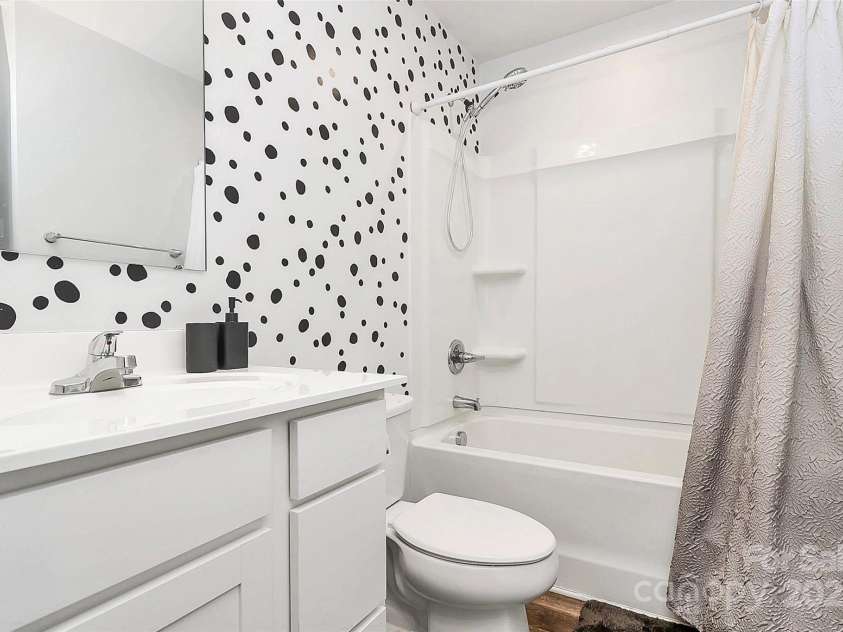 2635 Mccurdy Trail, Charlotte, NC 28269.  MLS# CAR4254188, YatesRealty ID 12716. Secondary Bath