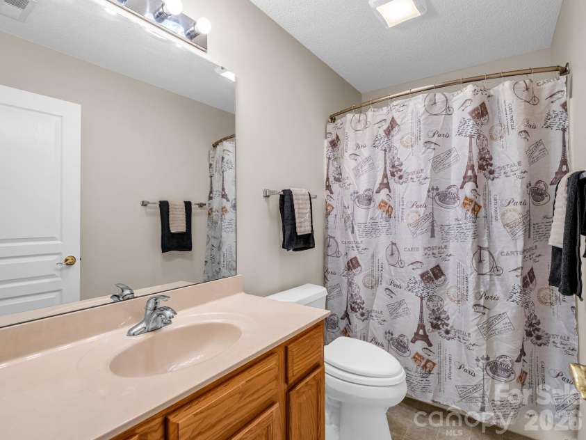 51 Barn Owl Way, Hendersonville, NC 28792.  MLS# CAR4394410, YatesRealty ID 12718. Hall Bath