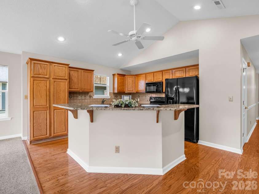 51 Barn Owl Way, Hendersonville, NC 28792.  MLS# CAR4394410, YatesRealty ID 12718. Kitchen Island