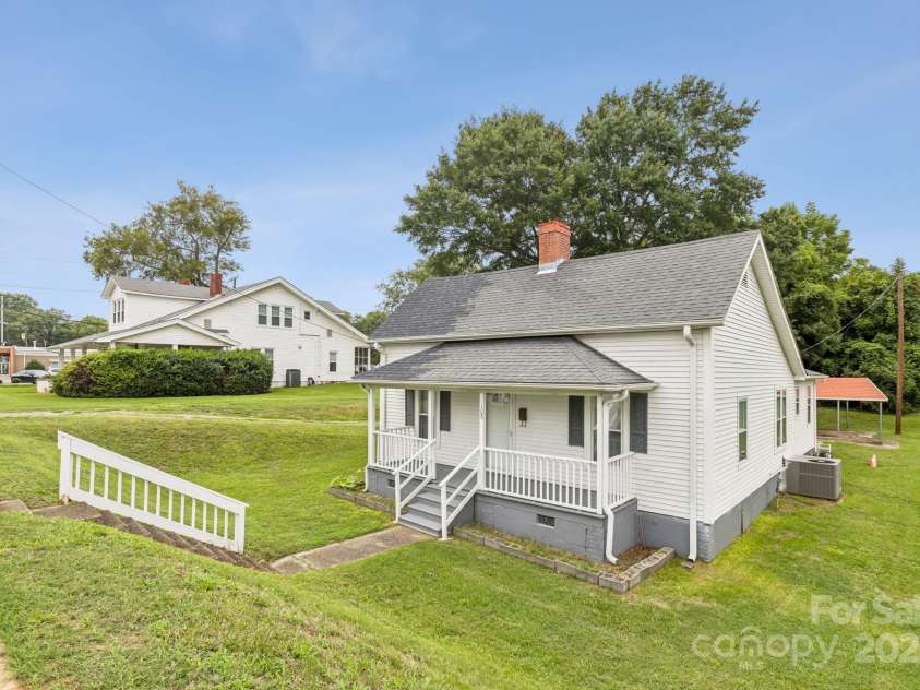 105 Catawba Street, Belmont, NC 28012.  MLS# CAR4295162, YatesRealty ID 1272. 