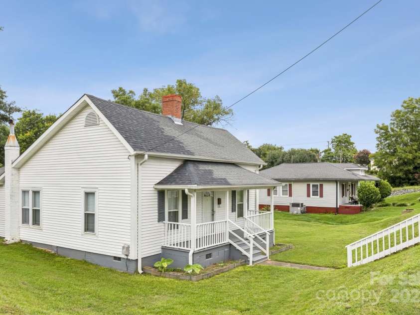 105 Catawba Street, Belmont, NC 28012.  MLS# CAR4295162, YatesRealty ID 1272. 