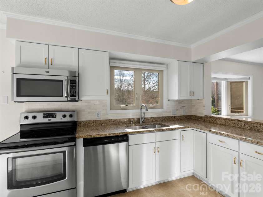201 Racquet Club Road, Asheville, NC 28803.  MLS# CAR4341796, YatesRealty ID 12720. 