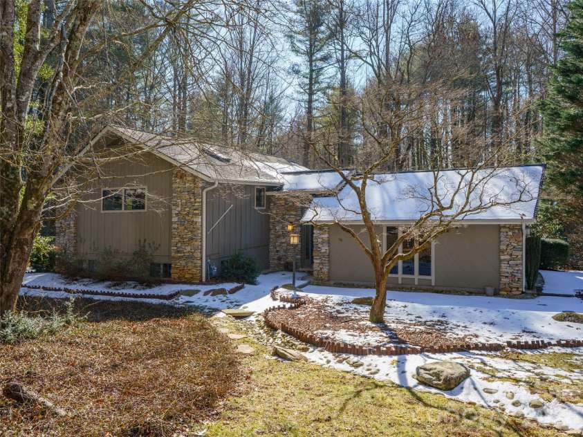 138 Woodhaven Drive, Hendersonville, NC 28739.  MLS# CAR4344618, YatesRealty ID 12721. 