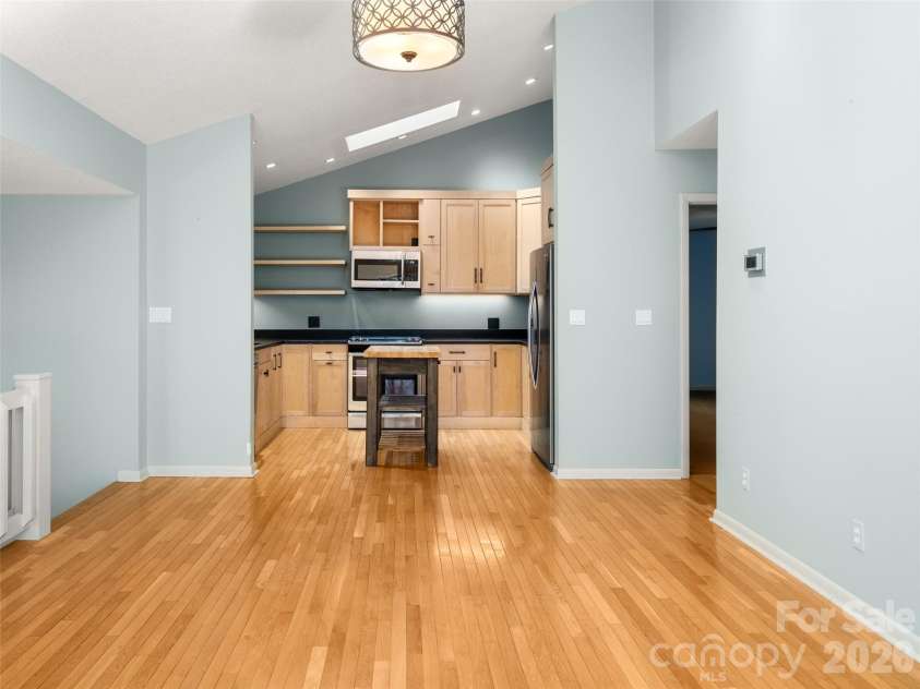138 Woodhaven Drive, Hendersonville, NC 28739.  MLS# CAR4344618, YatesRealty ID 12721. 