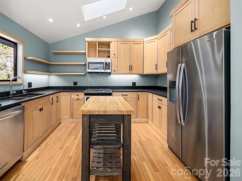 138 Woodhaven Drive, Hendersonville, NC 28739.  MLS# CAR4344618, YatesRealty ID 12721. 