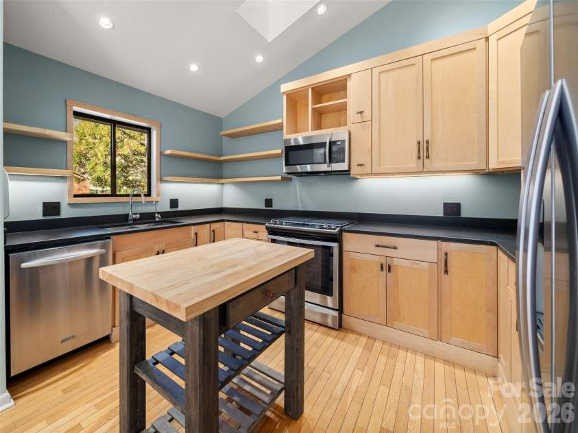 138 Woodhaven Drive, Hendersonville, NC 28739.  MLS# CAR4344618, YatesRealty ID 12721. 