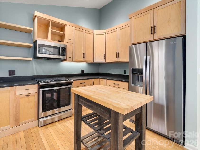 138 Woodhaven Drive, Hendersonville, NC 28739.  MLS# CAR4344618, YatesRealty ID 12721. 