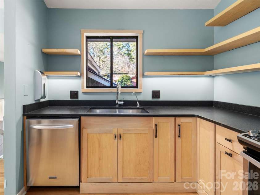 138 Woodhaven Drive, Hendersonville, NC 28739.  MLS# CAR4344618, YatesRealty ID 12721. 