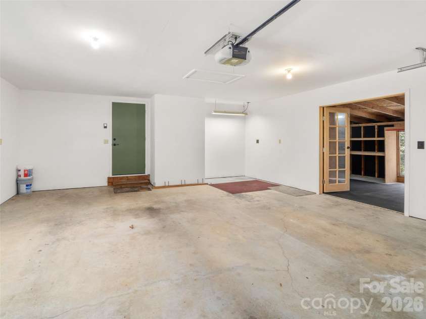 138 Woodhaven Drive, Hendersonville, NC 28739.  MLS# CAR4344618, YatesRealty ID 12721. 