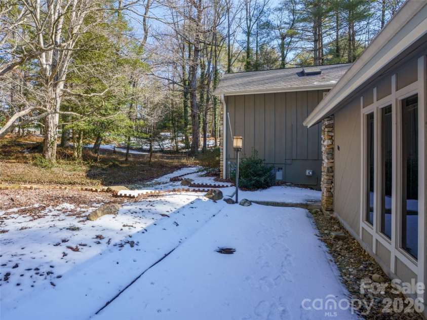 138 Woodhaven Drive, Hendersonville, NC 28739.  MLS# CAR4344618, YatesRealty ID 12721. 