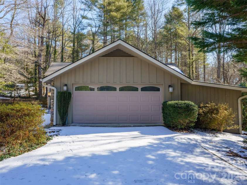 138 Woodhaven Drive, Hendersonville, NC 28739.  MLS# CAR4344618, YatesRealty ID 12721. 