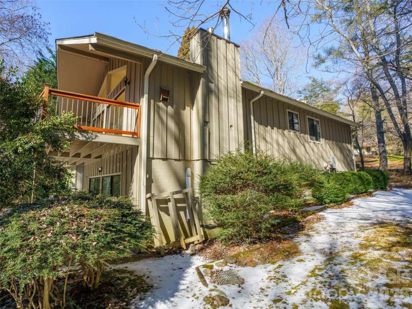 138 Woodhaven Drive, Hendersonville, NC 28739.  MLS# CAR4344618, YatesRealty ID 12721. 