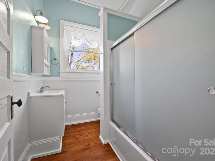 121 Congress Street, York, SC 29745.  MLS# CAR4235428, YatesRealty ID 12723. Full bathroom